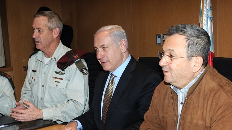 ראש הממשלה, בנימין נתניהו, ושר הביטחון, אהוד ברק, בישיבת המטה הכללי של צה״ל