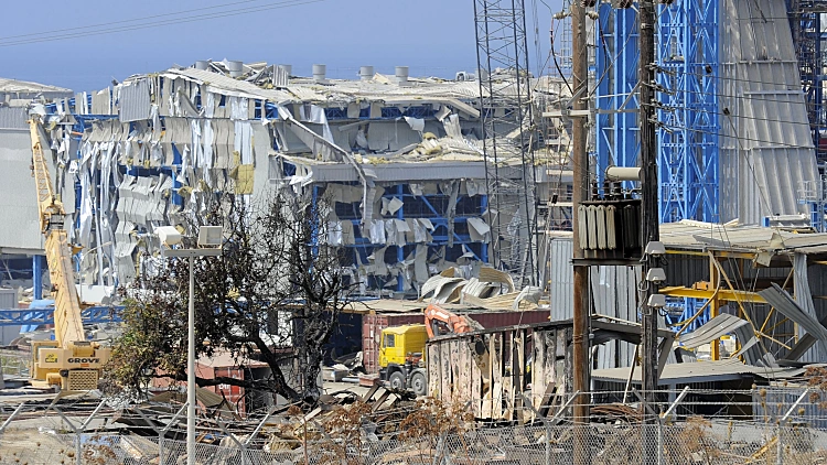 תצוגה של תחנת הכוח וואסיליקוס שנפגע נרחב בבסיס צבאי הסמוך בקפריסין על ידי פיצוץ מסיבי ביום שני