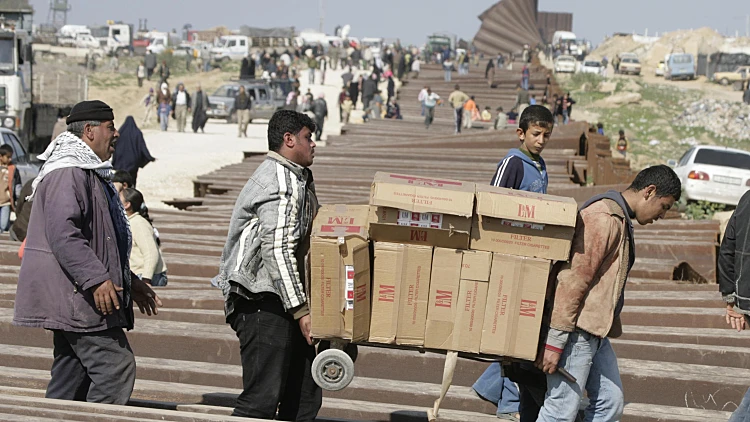 עשרות אלפי פלסטינים נהרו למצרים כדי לאגור סחורה בגלל המצור הישראלי.