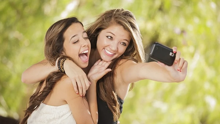 שתי נערות מצלמות את עצמן