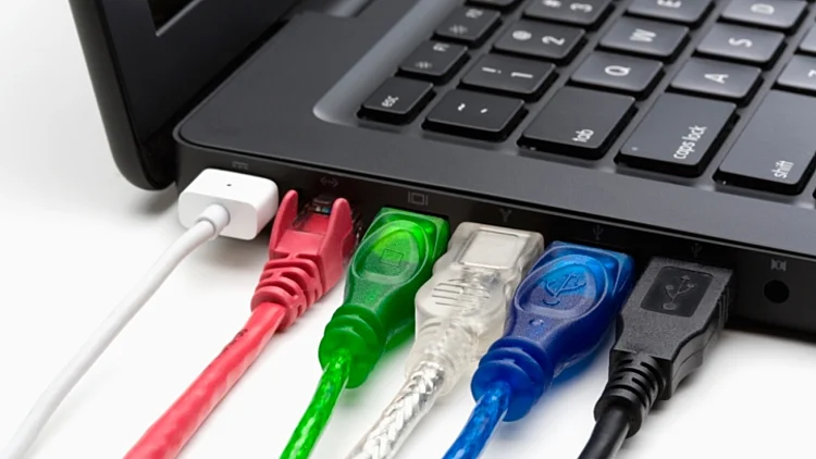 מחשב נייד עם הרבה חיבורי USB ניידים