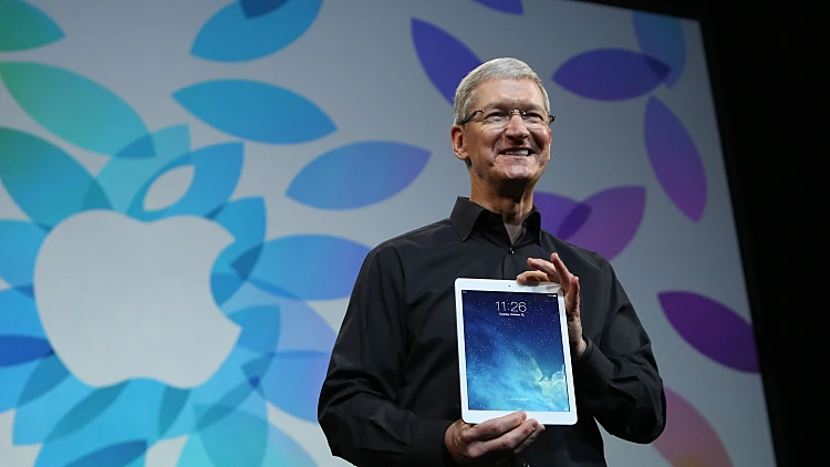 מנכ"ל אפל טים קוק מציג את ה-iPad Air