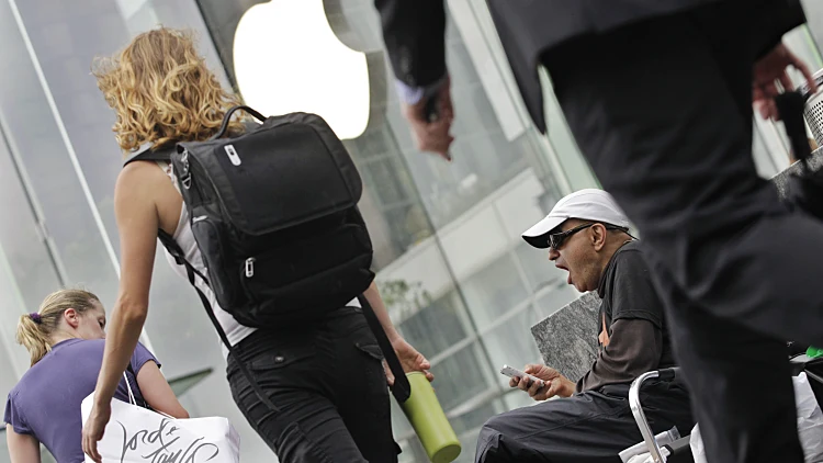 ממתינים בתור לאייפון 5 על יד חנות אפל בניו יורק