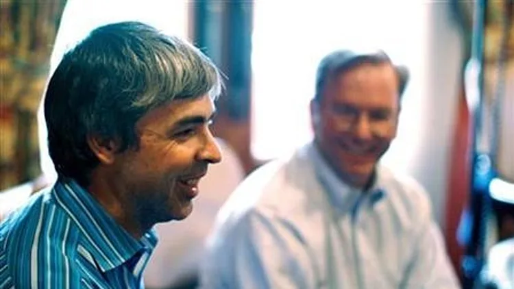לארי פייג' (משמאל), מייסד גוגל, ואריק שמידט (ברקע)