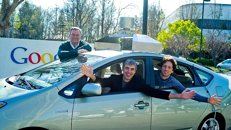אריק שמידט (שמאל), לארי פייג' וסרגיי ברין באחת ממכוניות-גוגל האוטומטיות