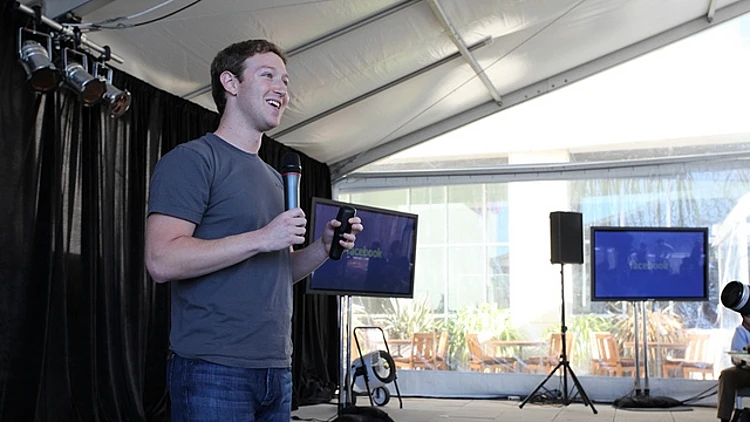 מארק צוקרברג מכריז על מערכת המסרים החדשה של פייסבוק