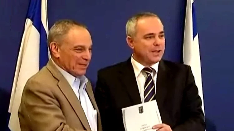 איתן ששינסקי ויובל שטייניץ במהלך מסיבת העיתונאים לפרסום מסקנות ועדת ששינסקי