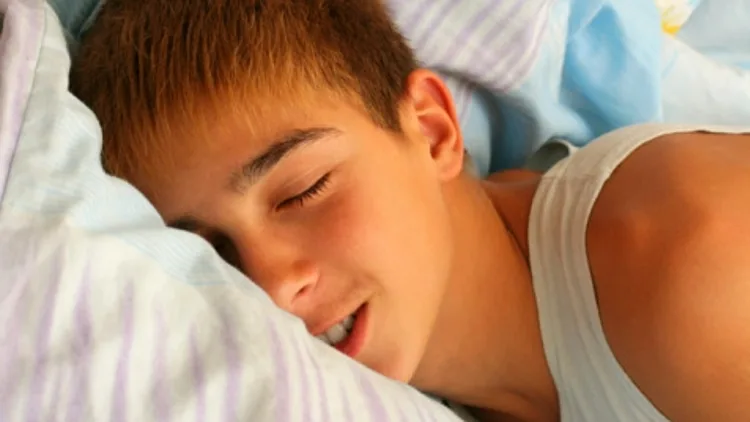 צעיר ישן מחייך במיטה