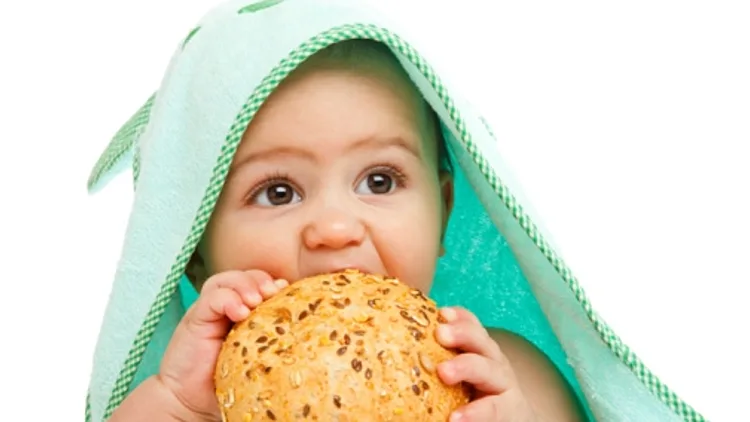 תינוק אוכל לחם