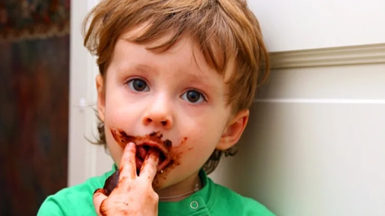 ילד אוכל שוקולד