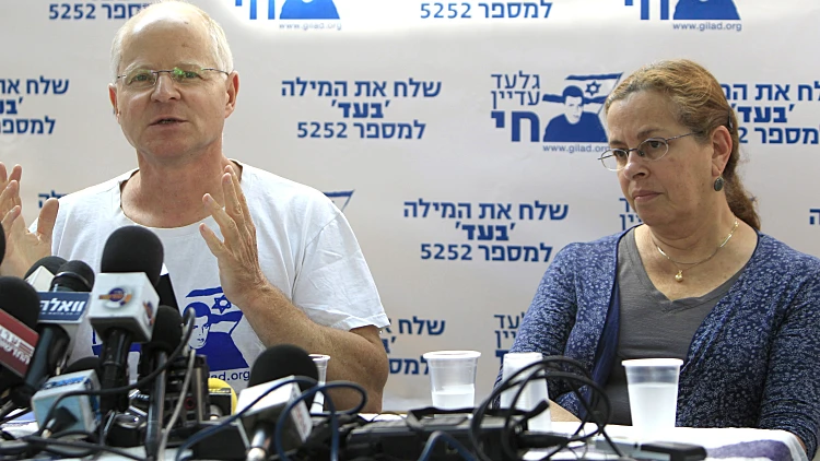 נועם ואביבה שליט, הוריו של גלעד שליט, במסיבת עיתונאים בירושלים