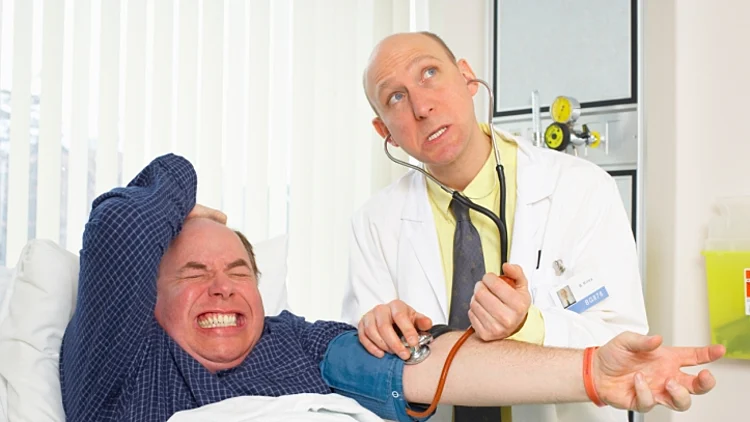 רופא מודד לחץ דם לחולה