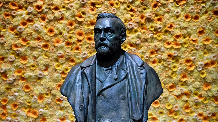 פסל של מייסד טקס פרסי הנובל