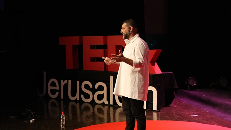 אסף גרניט נואם בכנס TEDx