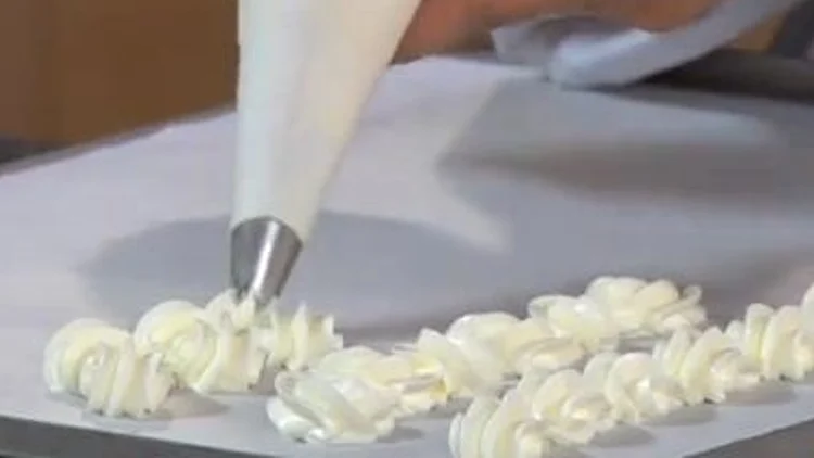 חדשות האוכל: טכניקות זילוף על עוגות