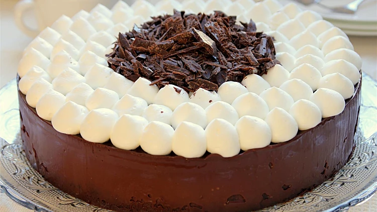 עוגת שוקולד עם קצפת