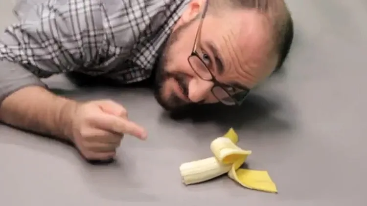 בננה על הרצפה