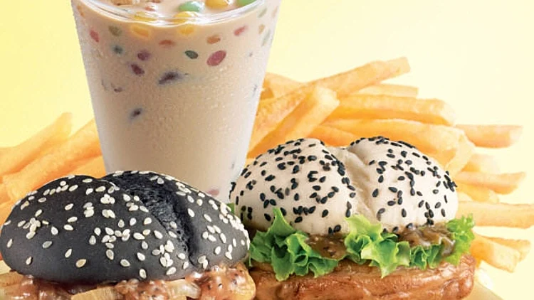 המבורגר שחור לבן במקדונלדס סין
