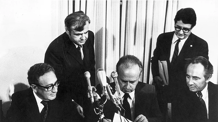 שמעון פרס ויצחק רבין בהסכם עם מצרים ב-1975