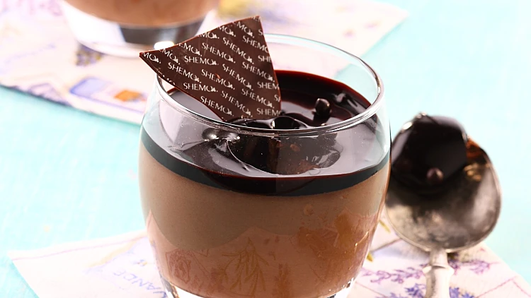 מוס שוקולד מריר בכוסות זכוכית