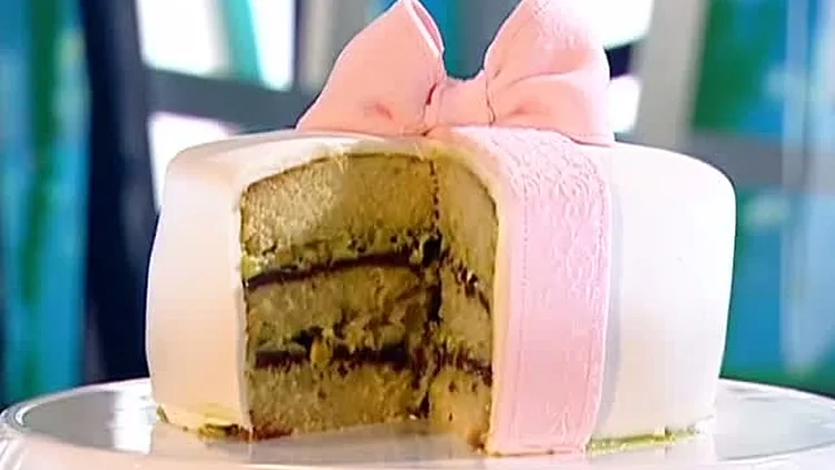 עוגת חמאה בחושה במילוי פיסטוק ומרציפן