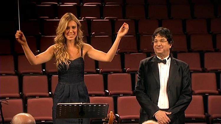 נלה מנצחת על התזמורת במשימת המוסיקה הקלאסית, היפה והחנון, עונה שנייה