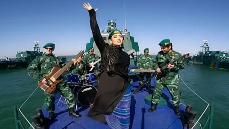 נרמין קרימבאיובה, זמרת אזרית, בשיר הלל לצבא אזרבייג'אן