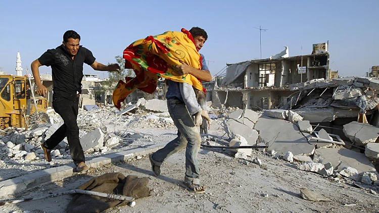 פינוי גופה אחרי הפצצה של חיל האוויר הסורי בעיירה עזאז