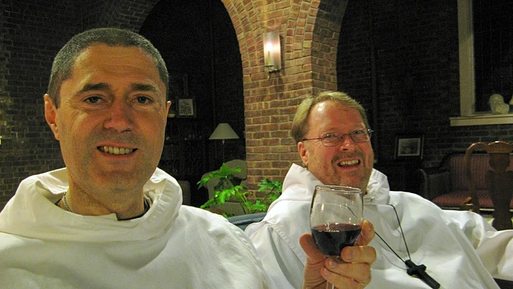 נזירים שותים יין
