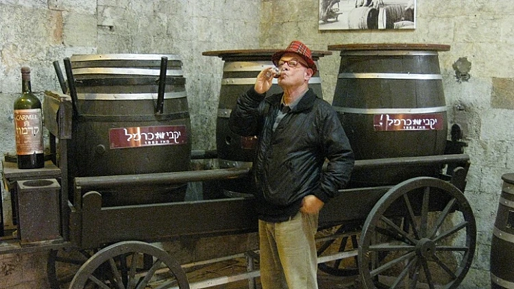תמונה של דורי בן זאב בביקור במרכז תרבות היין של יקבי כרמל בזכרון יעקב. תמונה ראשית ולהפניות