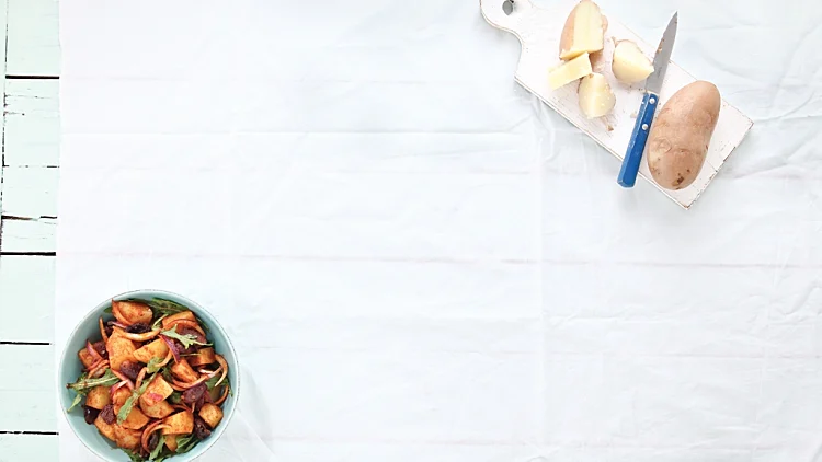סלט תפוחי אדמה עם בצל סגול, ארוגולה, קלמטה ופפריקה מעושנת
