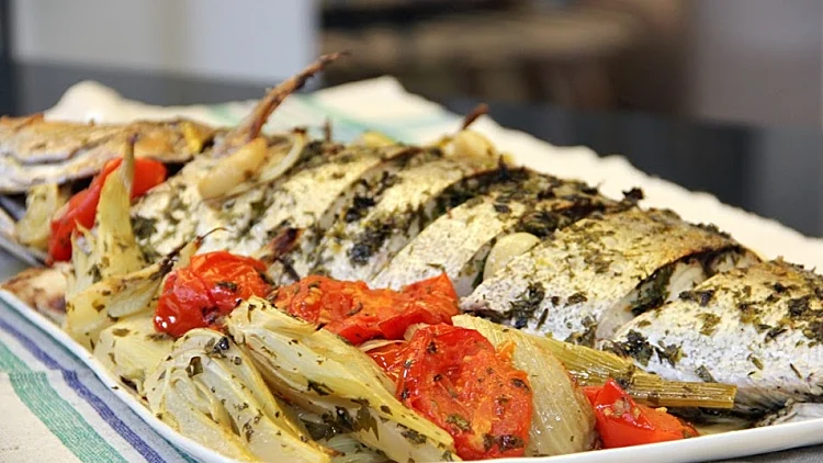 דג שלם בתנור עם עגבניות צלויות