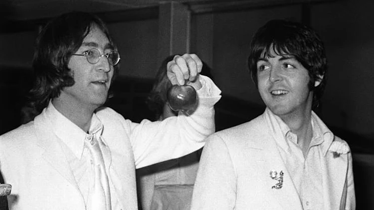 לנון ומקרטני בשנת 1968