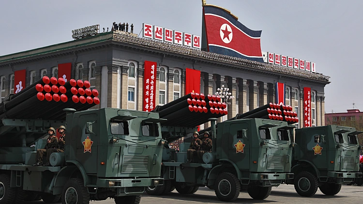 טילים שהוצגו במצעד לכבוד 105 שנים להולדתו של מייסד קוריאה הצפונית, קים איל סונג, בפיונגיאנג