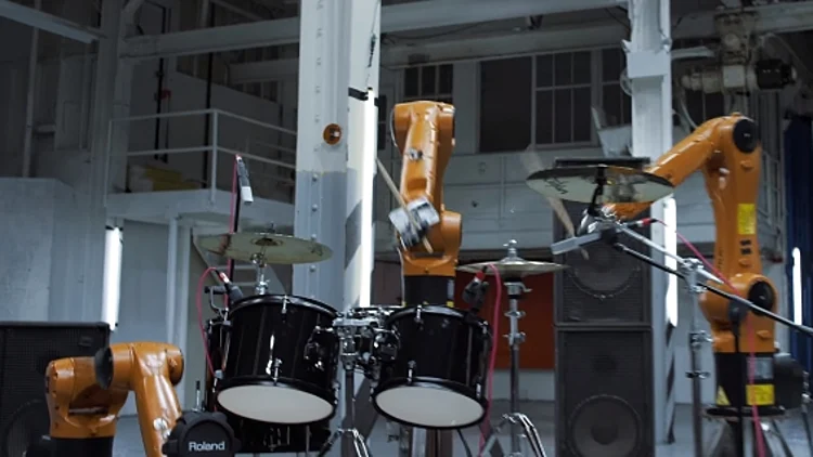 רובוטים מנגנים מוזיקה