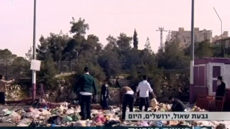 ירושלים: עשרות סייעו לכלה לאתר טבעת אירוסין שהושלכה לאשפה