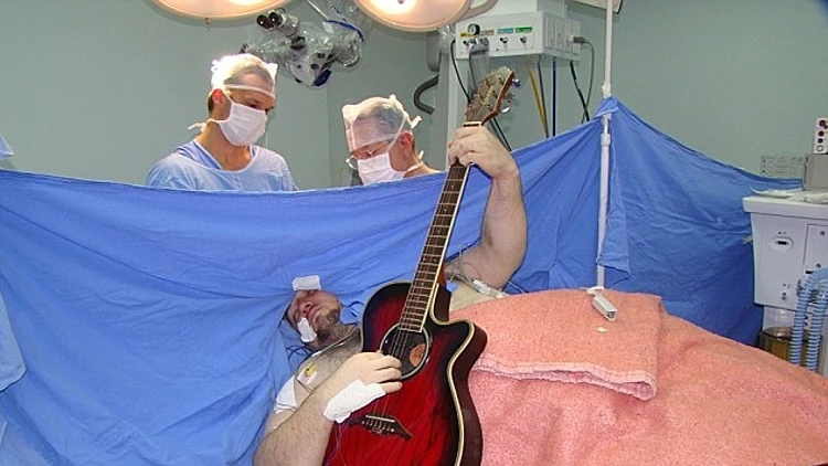 מנגן בגיטרה בזמן ניתוח מח