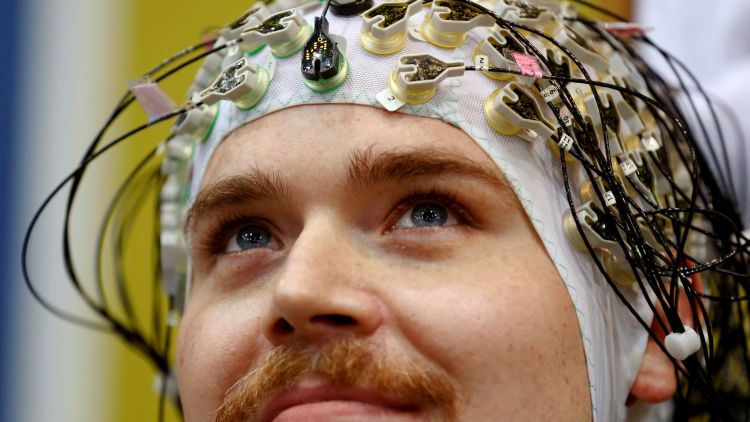 מוח אנושי מחובר לאלקטרודות בסייבטלון בשוייץ