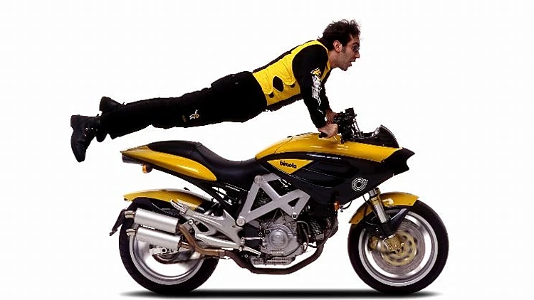 סשה לקיק עם פריטים שעיצב לחבת Bimota,