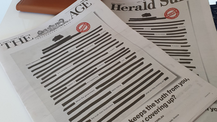 השער של עיתון ההרלד סאן האוסטרלי מושחר במחאה על חופש העיתונות במדינה