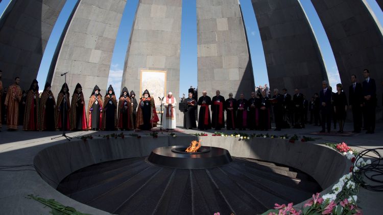 האפיפיור פרנסיס מבקר באנדרטה לזכר קורבנות רצח העם הארמני