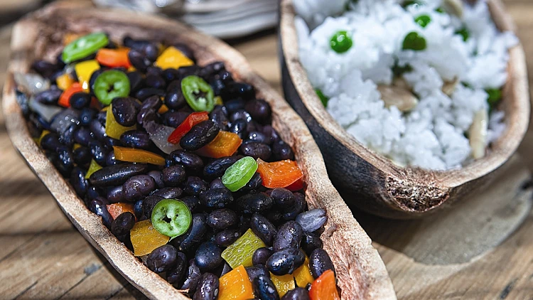 פז'ואדה צמחונית (תבשיל שעועית שחורה ברזילאי עם אורז). מתכון של פיליס גלזר מתוך הספר "בישול בריא בריא בקלי קלות" בהוצאת "קוראים"