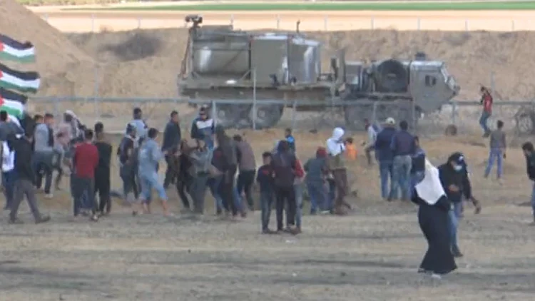 המחאות על הגדר התחדשו: אלפי פלסטינים הפגינו בגבול הרצועה