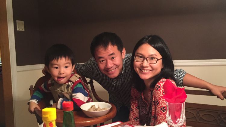החוקר האמריקני שיואיה וונג ומשפחתו