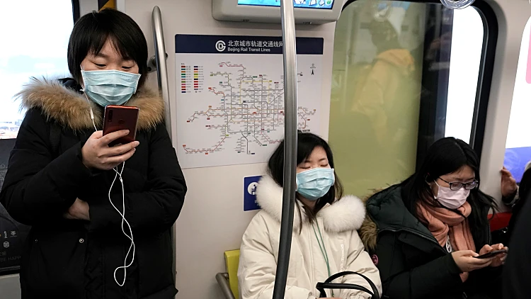 אנשים עוטים מסכות ברכבת בסין