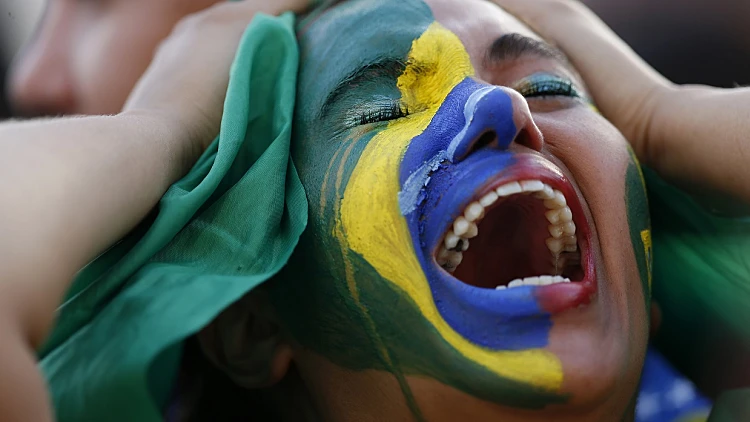 אוהדת של נבחרת ברזיל, במהלך התבוסה לנבחרת גרמניה בגביע העולם בכדורגל ב-2014