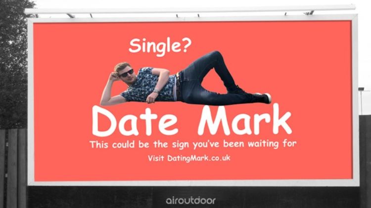 הרווק בריטי שפרסם את עצמו על שלט חוצות ענק כדי למצוא אהבה