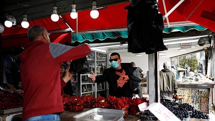 אדם הלובש מסיכת פנים בשוק בתל אביב