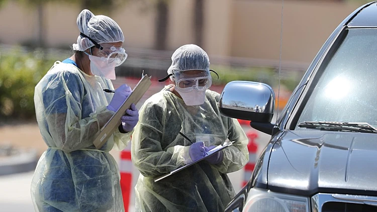 צוות רפואי עורך בדיקות ללגילוי נגיף הקורונה בקליפורניה שבארה"ב