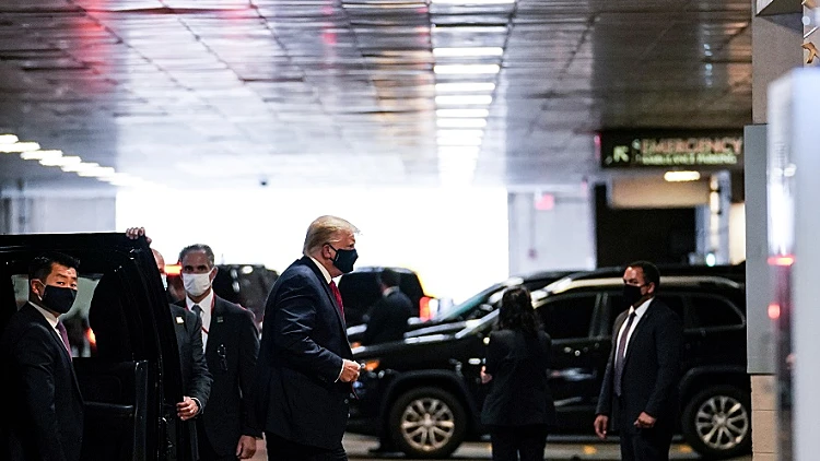 נשיא ארה"ב דונלד טראמפ מגיע לבקר את אחיו בבית החולים